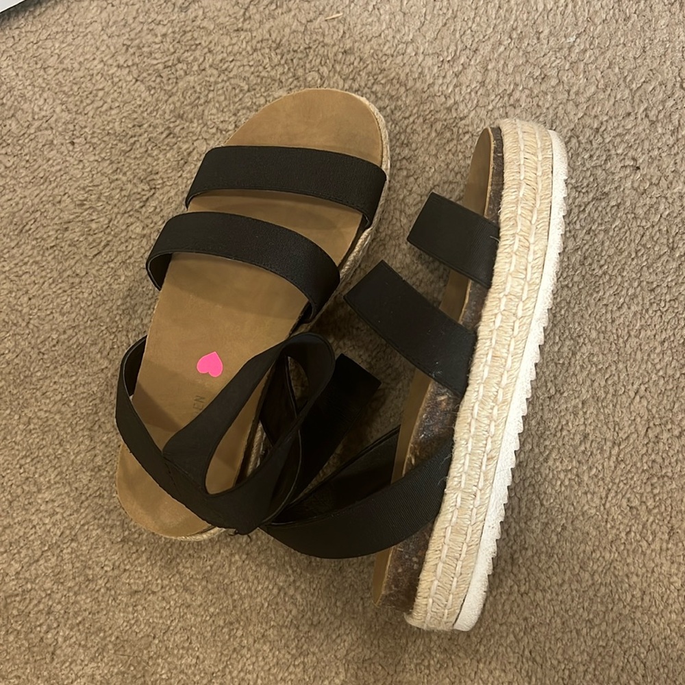 Steve Madden kids sandals size 3.  In excellent shape and comfy.